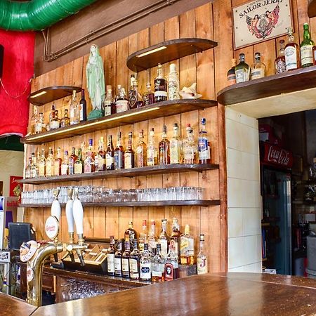 Cuba Bar & Hostel Чеське Будєйовіце Екстер'єр фото