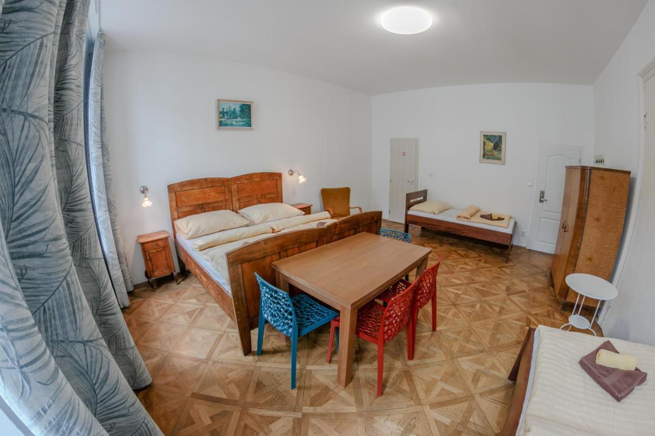 Cuba Bar & Hostel Чеське Будєйовіце Екстер'єр фото