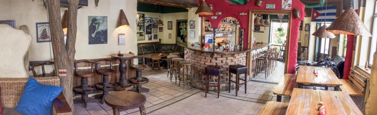 Cuba Bar & Hostel Чеське Будєйовіце Екстер'єр фото